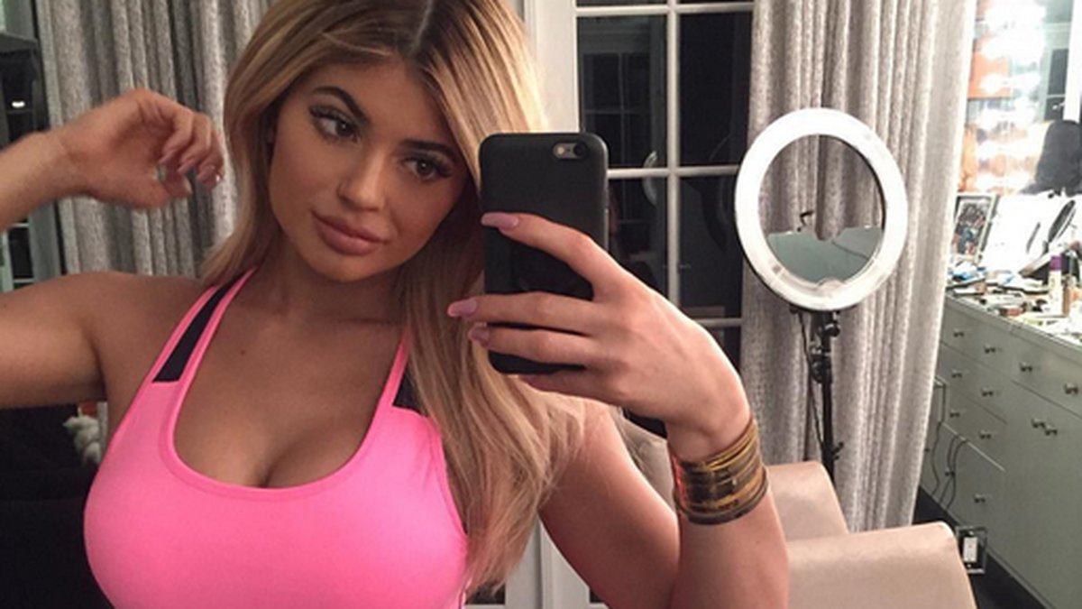Kylie Jenner tar en selfie.